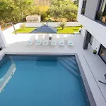 Elena With Two Pools And * 扎顿
