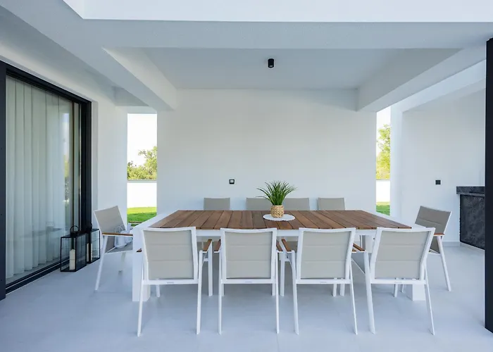 Villa Elena With Two Pools And *