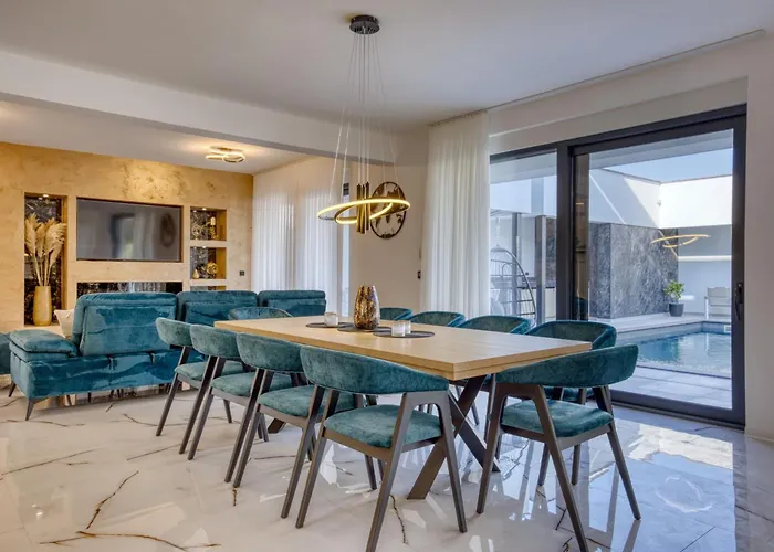 Villa Elena With Two Pools And *