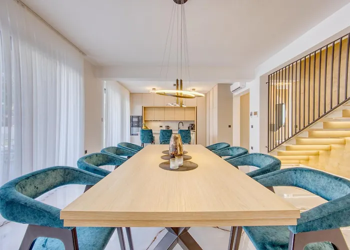 Elena With Two Pools And Villa *