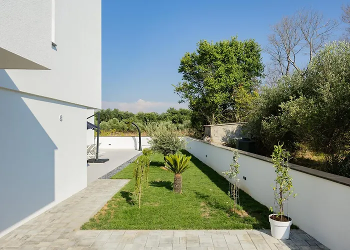 Villa Elena With Two Pools And