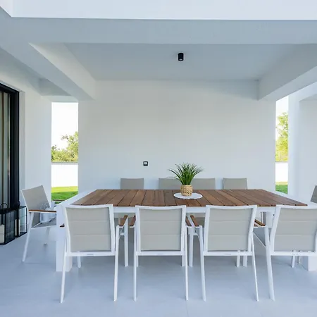 فيلة Elena With Two Pools And *