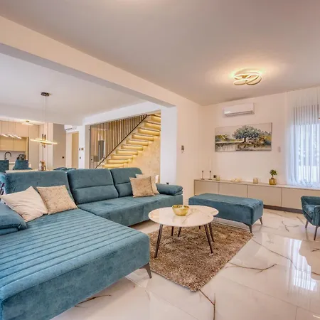 فيلة Elena With Two Pools And *