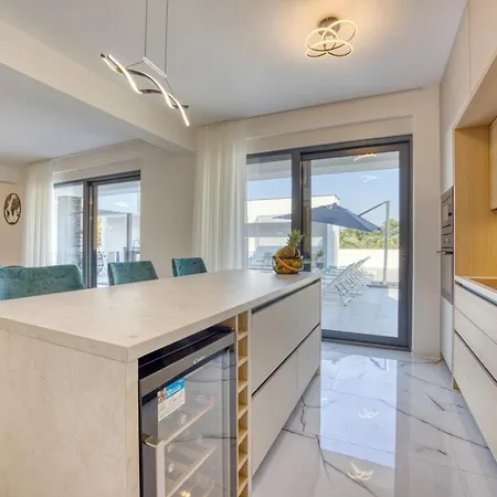 فيلة Elena With Two Pools And