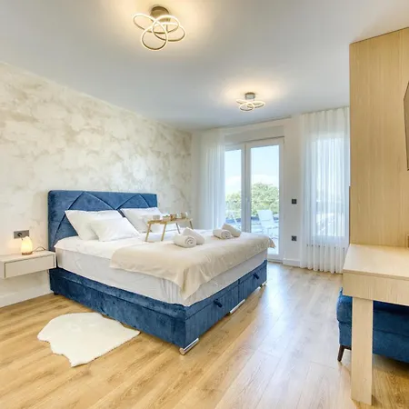 Elena With Two Pools And فيلة