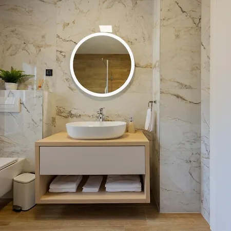 Elena With Two Pools And فيلة *