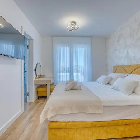 Elena With Two Pools And فيلة