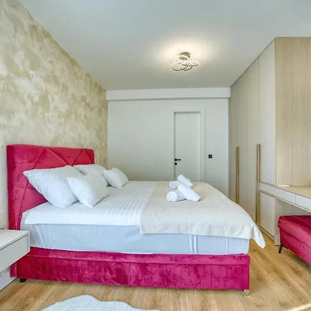 فيلة Elena With Two Pools And