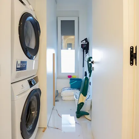 Elena With Two Pools And فيلة