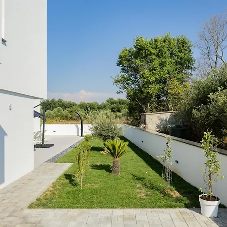 فيلة Elena With Two Pools And