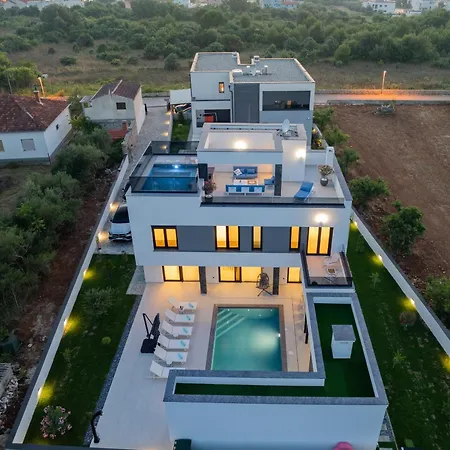 Elena With Two Pools And * زاتون