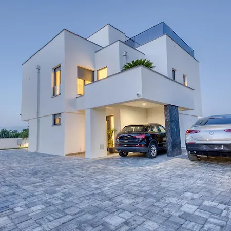 Elena With Two Pools And * زاتون