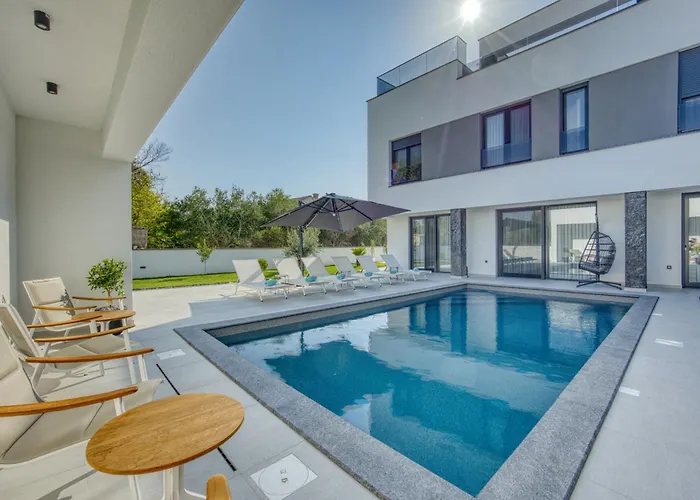 Elena With Two Pools And Vila Zaton (Zadar)